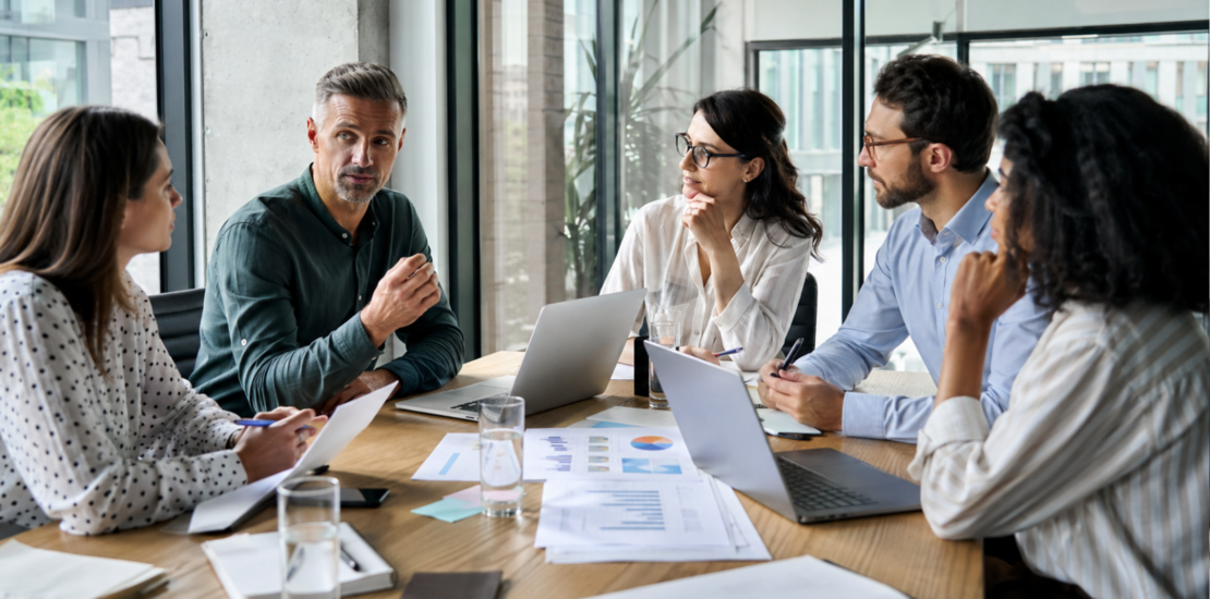 Marketingteam bespreekt capaciteit, prioriteiten en schaalbare groei tijdens een strategisch overleg.