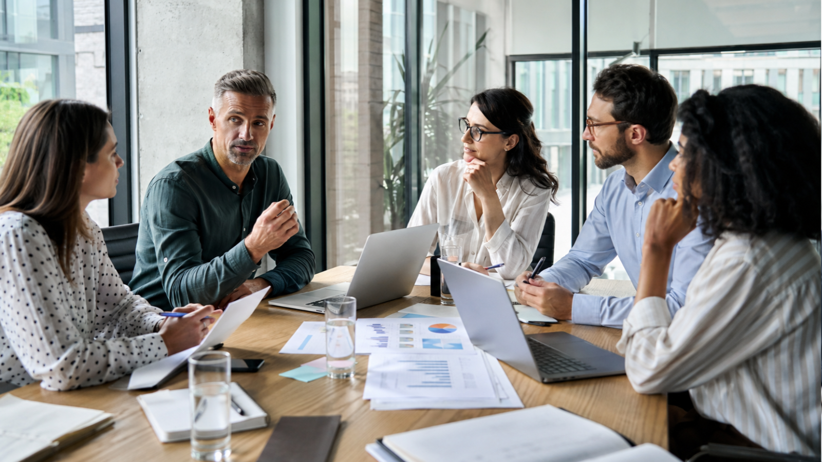 Marketing-Führungsteam bespricht Marketingkapazität, Produktivität, Spezialisierung und skalierbares Wachstum.